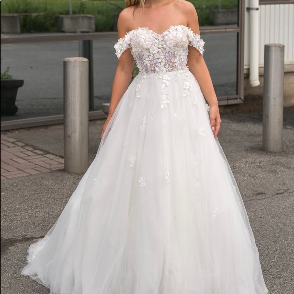 WEDDING DRESS - Picture 1 of 13